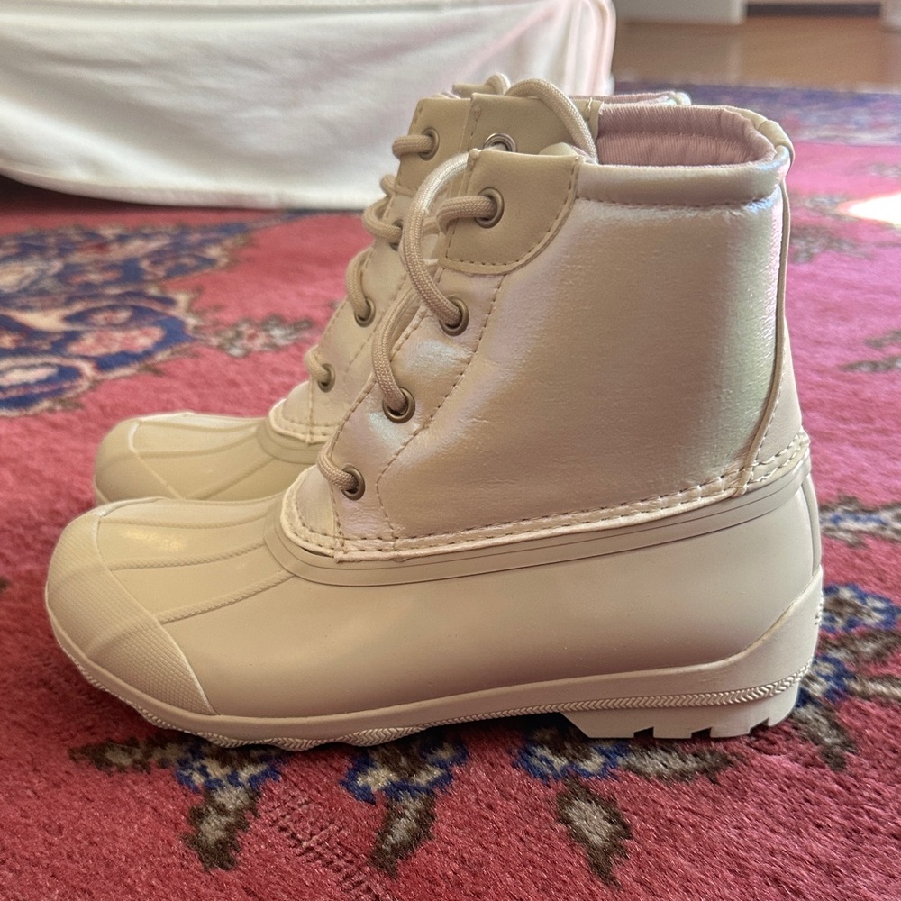 Sperry Kids Lace-Up Duck Boots in Iridescent light pink and cream